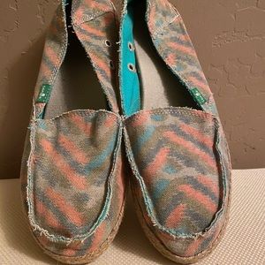 Sanuk shoes size 10
